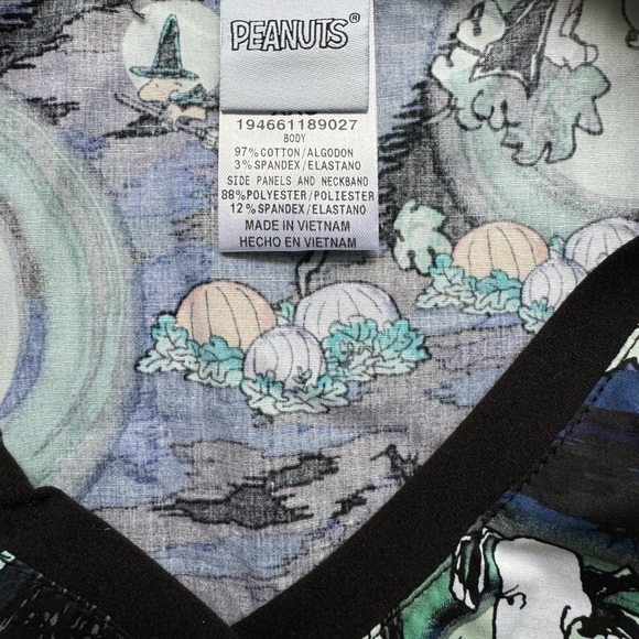 Peanuts Snoopy Halloween Scrubs Women Size XXS, V Neck 2 Pockets Lucy Linus NWT - Picture 3 of 6